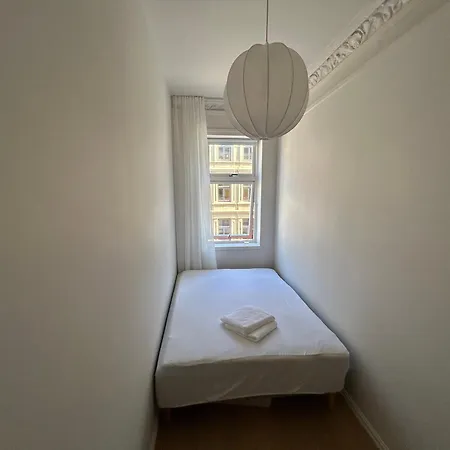 Apartment Newly Renovated 4-bedroom In
