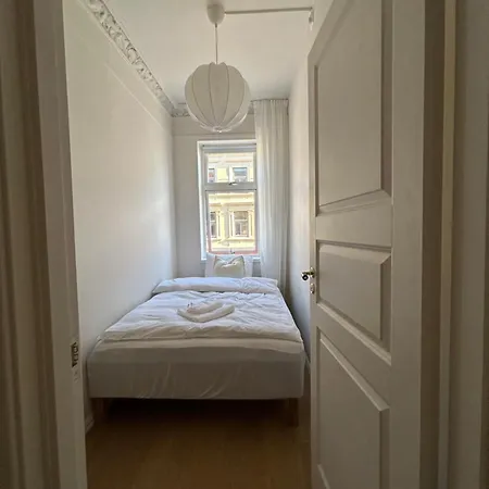 Apartment Newly Renovated 4-bedroom In *
